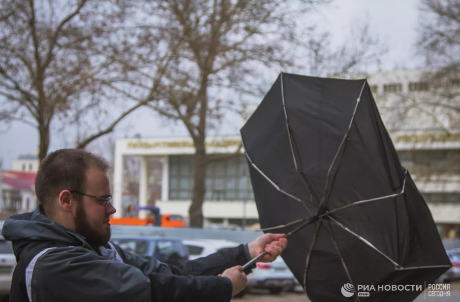 Ливни и сильнейший ветер: штормовое предупреждение в Крыму