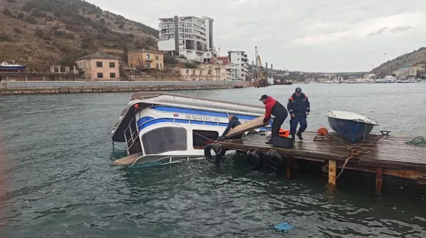 Море по колено: в Севастополе перевернулся прогулочный катер с пассажирами