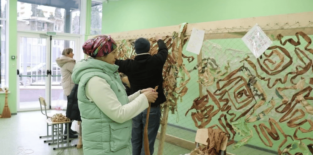 В Ялте волонтеры осваивают процесс изготовления маскировочных сетей