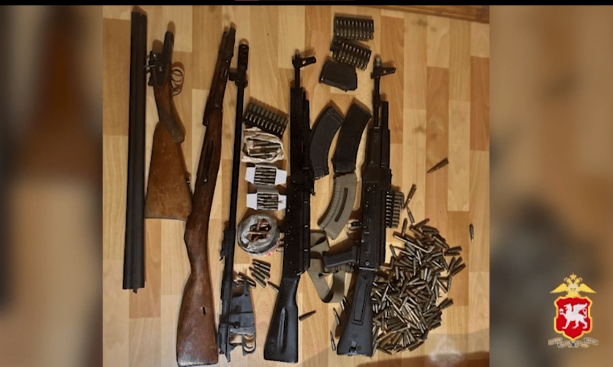 64-летний крымчанин хранил в тайнике гранаты, детонатор, оружие и более тысячи боеприпасов