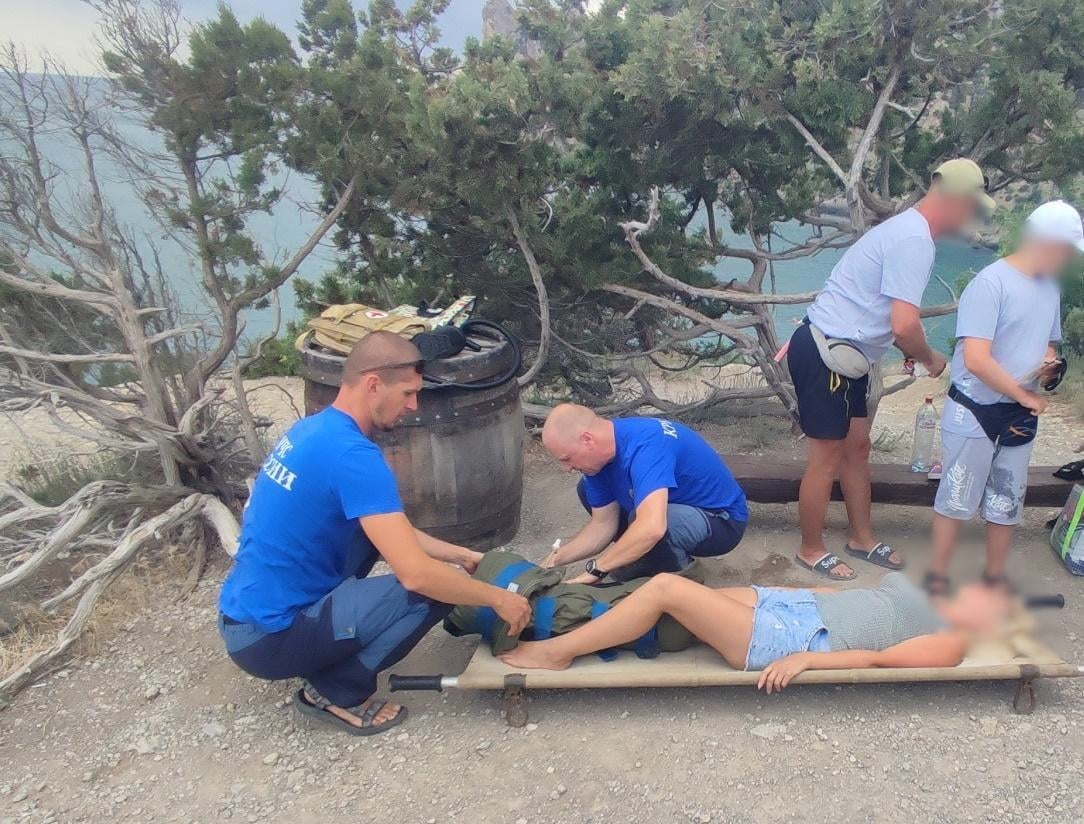 Крымские спасатели помогли двум туристам, которые травмировались в горно-лесной местности