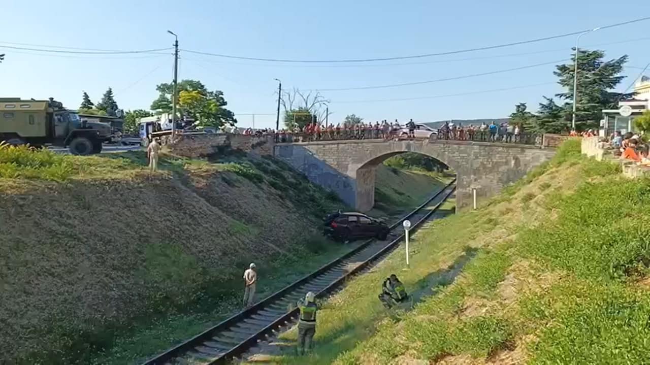 В Феодосии Porsche Cayenne упал с моста на железную дорогу