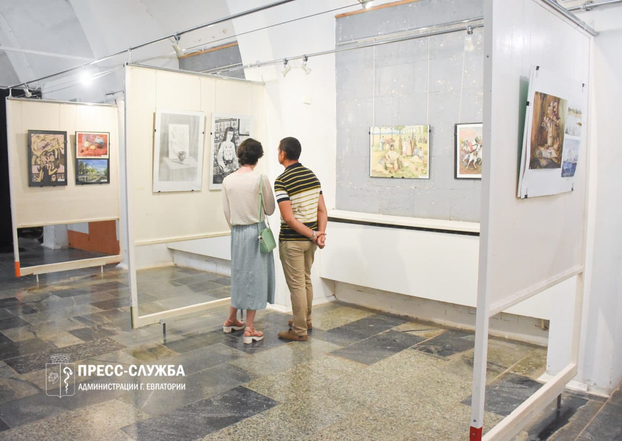 В Евпатории открыли выставку учеников художественной школы
