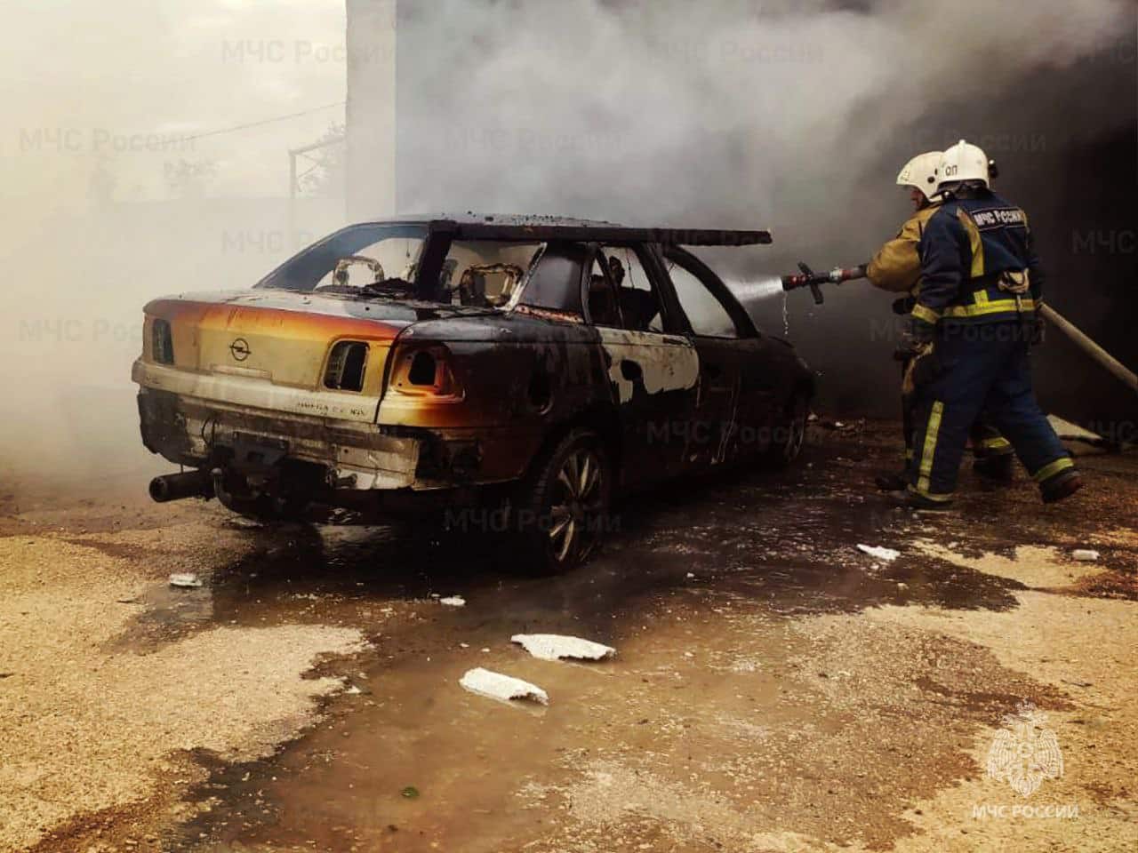 Крымчанин хотел починить машину, но сжёг сразу 2 автомобиля и гараж