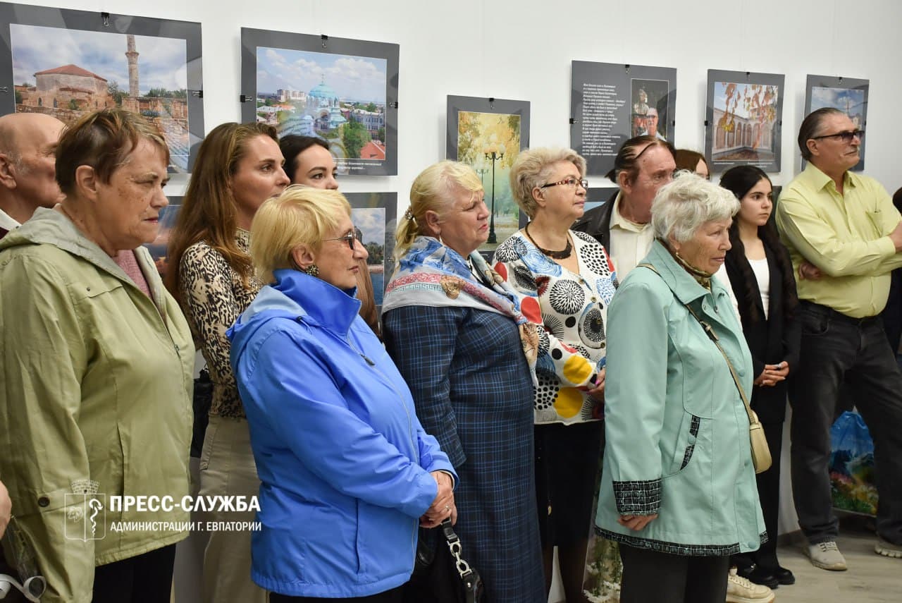 В евпаторийском Доме молодёжи открылась фотовыставка поэта Сергея Овчаренко  • TOP24 • Крым