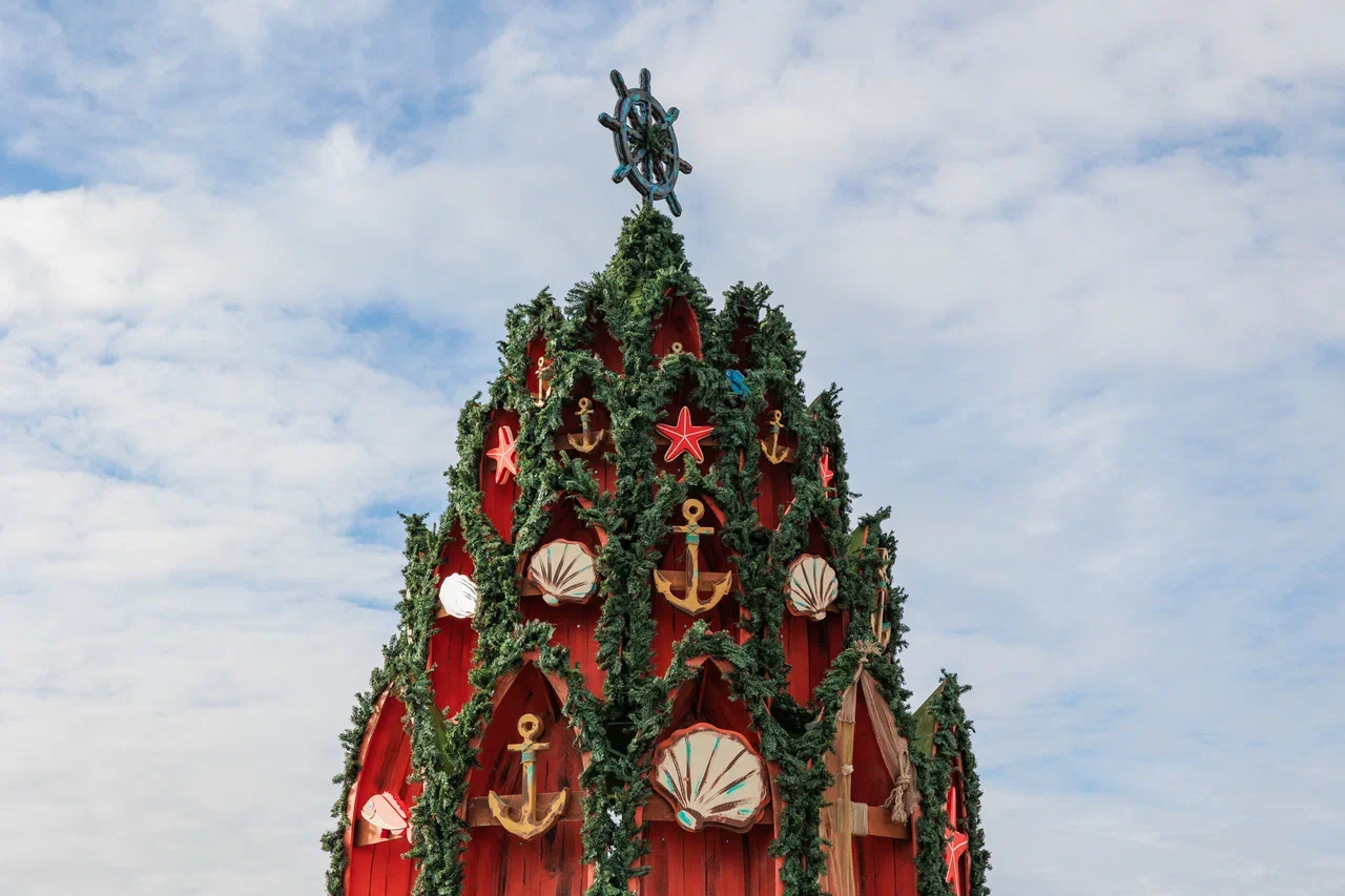 Ёлку из лодок и якорей установили в Судаке