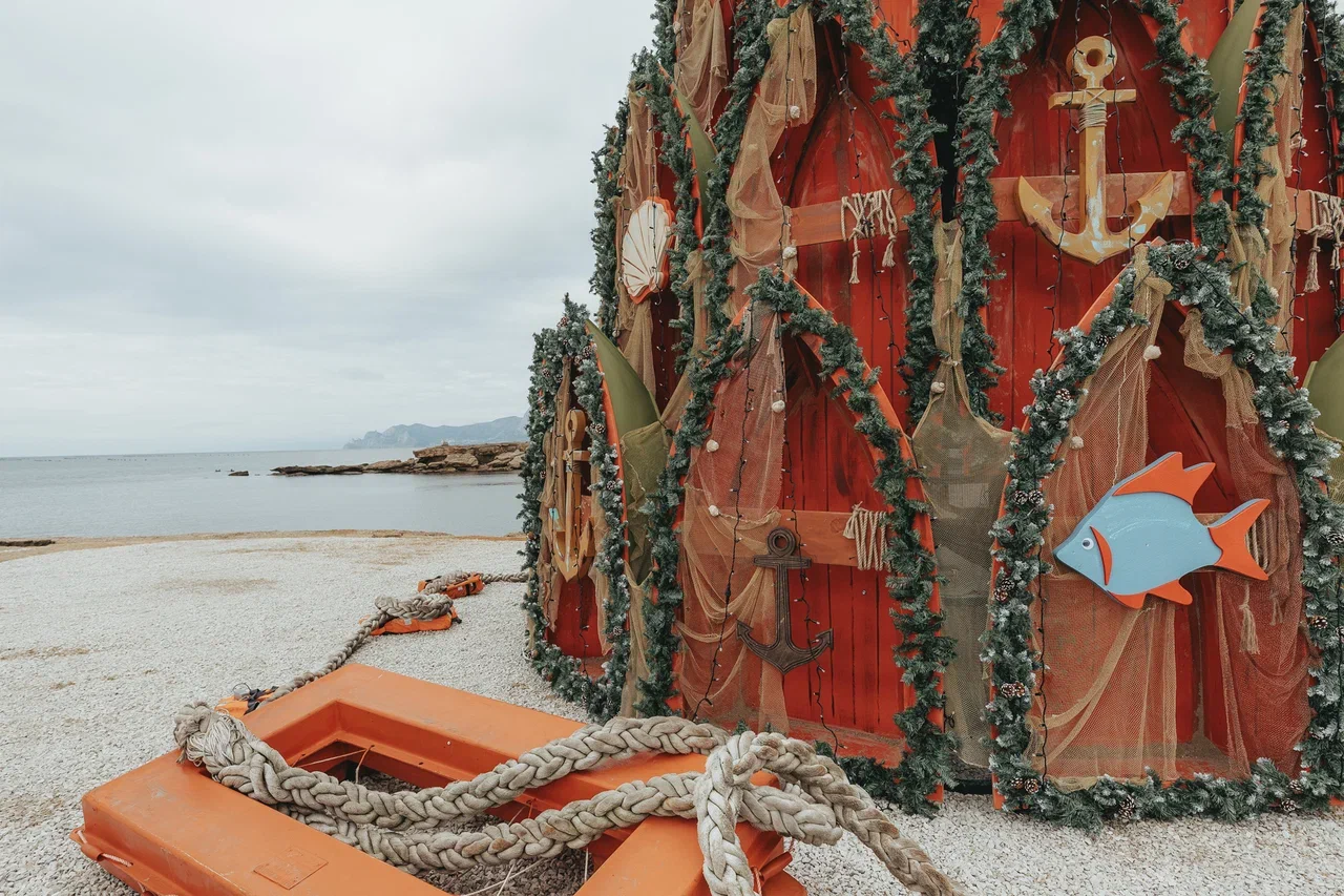 Ёлку из лодок и якорей установили в Судаке