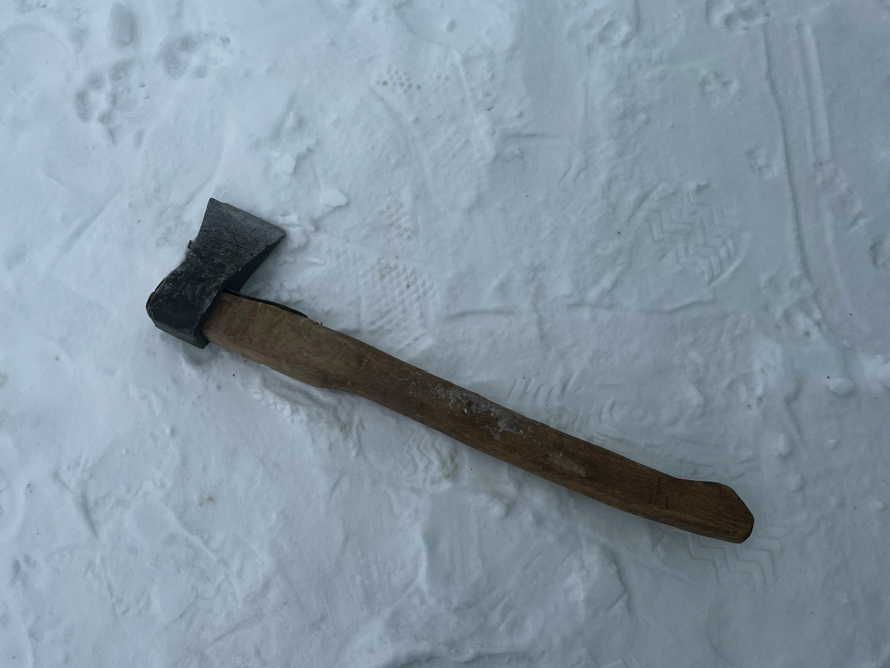 Крымчанин попытался зарубить мужчину топором