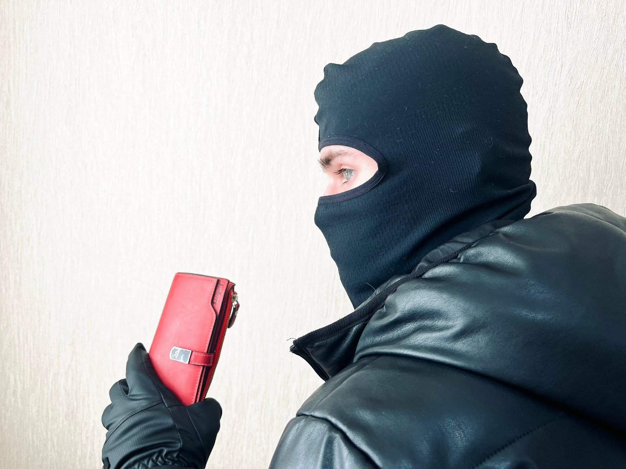 Житель Ялты потерял 238 тысяч рублей при покупке генератора